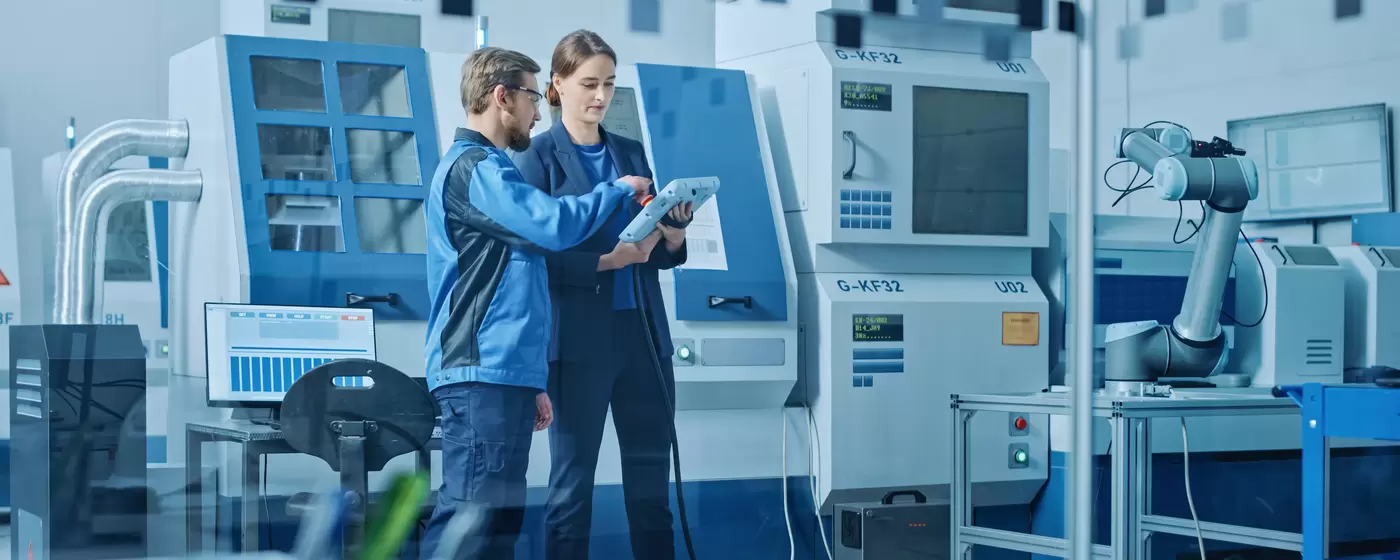 Technische Redakteure beschreiben CNC-Maschinen, Präzisionsfertigung mit komplexer Steuerungstechnik im modernen Maschinenbau